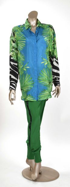 null VIONET – VERSUS – Un pantalon sport swear en soie vert avec application d’un...