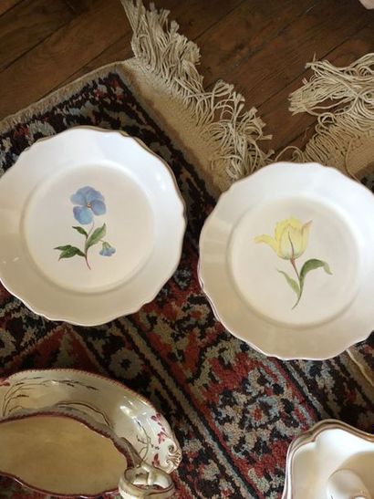 null Lot d’assiettes en porcelaine peintes à la main (x50)