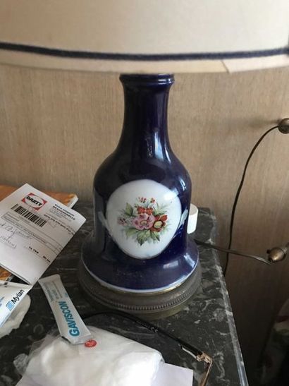 null Pied de lampe en porcelaine à décor polychrome sur fond bleu – XIXe.