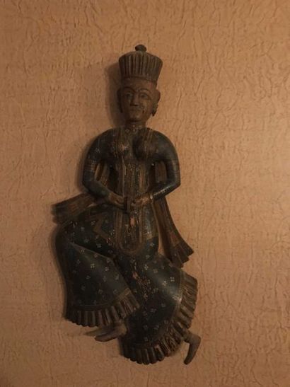 null Bas-relief indien en bois peint polychrome représentant personnage masculin...