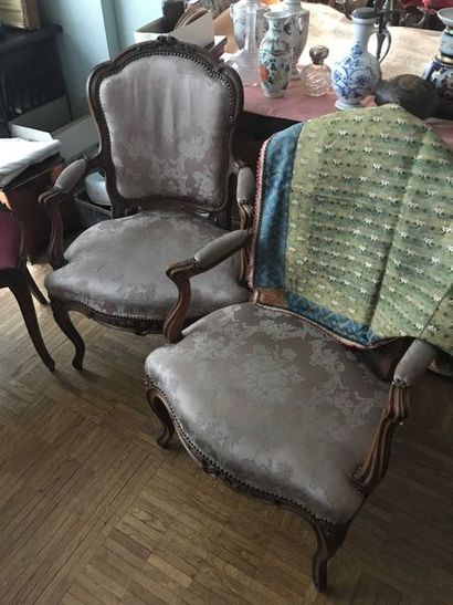 null Paire de fauteuils cabriolets en bois naturel sculpté Style Louis XV. Garniture...