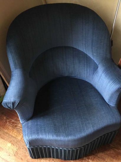 null Deux fauteuils crapaud en velours bleu.