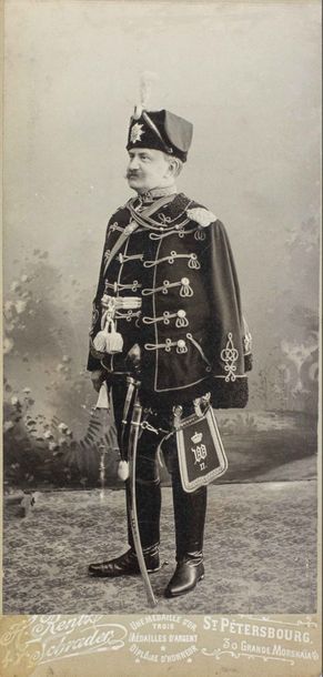 null Portrait d’un officier hussard.
Photographie H. Rentz & F. Schrader, Saint-Pétersbourg.
21...