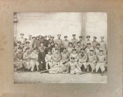 null Officiers du 58eme Régiment d’infanterie de Prague avec des officiers autrichiens...