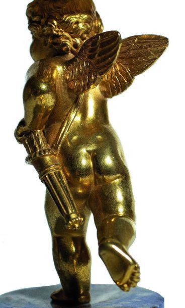 null PAIRE DE BOUGEOIRS en bronze doré ciselé représentant des amours.
Saint-Pétersbourg,...