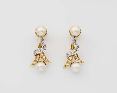 null Boucles d'oreilles pendantes en or deux tons 18K (750‰) parées de deux perles...