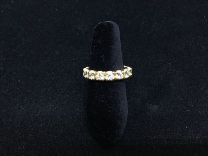 null Alliance américaine en or jaune 18K (750‰), sertie de seize diamants de taille...