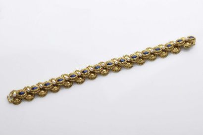null Bracelet en or jaune 18K (750‰), articulé de motifs en forme d'écailles, décorés...