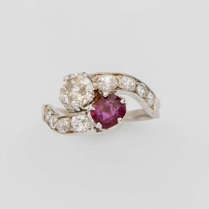 null Bague croisée en or gris 18K (750‰), parée d'un diamant de taille ancienne et...