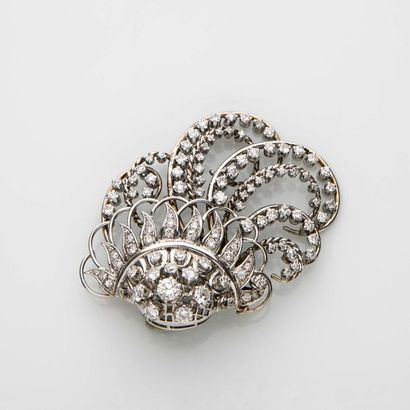 null Broche en or gris 18K (750‰) sertie de diamants brillantés, de taille ancienne...