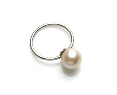 null Bague en platine (900‰), sertie d'une perle de culture. Diamètre de la perle :...
