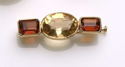 null Suzanne BELPERRON (1900-1983) Clip en or jaune 18K (750‰), serti d'une citrine...