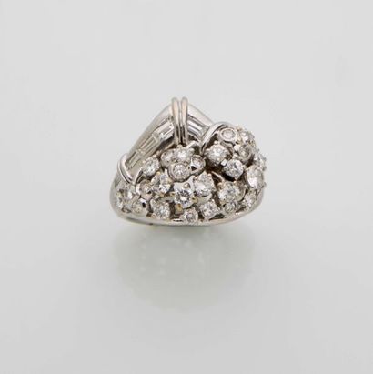 null Bague en or rhodiée 18K (750‰), de forme asymétrique sertie d'un pavage de diamants...