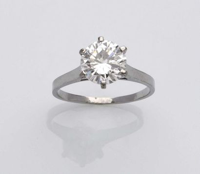 null Solitaire en or gris 18K (750‰), serti d'un diamant brillanté de taille moderne....