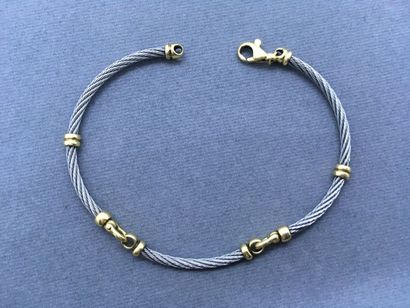 null Bracelet en or jaune 18K (750‰) et câble d'acier, composé de trois éléments...