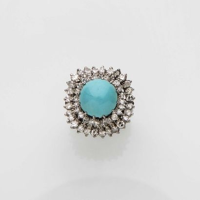 null Bague en or gris 18K (750‰), parée d'une turquoise (traitée) dans un double...