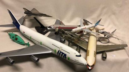 null lot d’avions maquettes d’agence comprenant 707 – A 300 B. Nous y joignons 2...