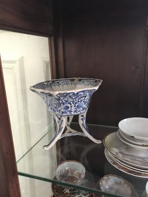 null Lot de céramique : vase couvert en faïence bleu et blanc à décor de personnages...