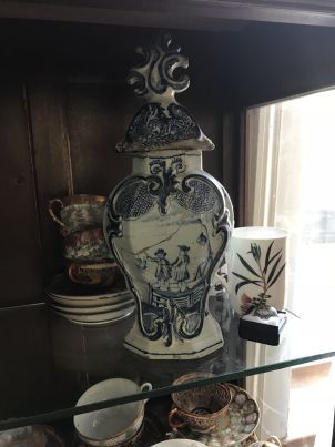 null Lot de céramique : vase couvert en faïence bleu et blanc à décor de personnages...