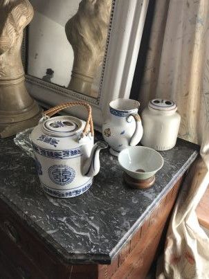 null Partie de service à thé dépareillé comprenant une tasse, une théière, un pot...