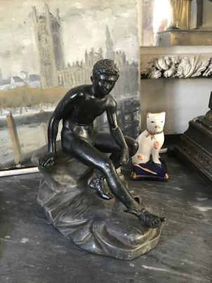 null Statue en bronze patiné représentant Mercure assis sur un rocher. XIXème si...