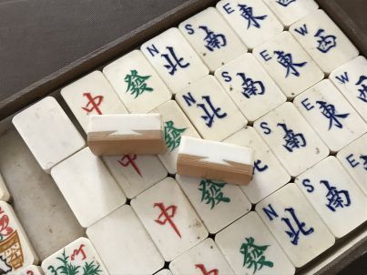 null Jeu Mahjong, contenu dans un jeu en bois dans un coffret à tiroirs.