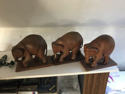 null Lot de trois éléphants en bois, montés sur des socles