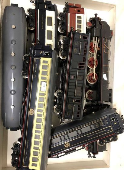 null PAYA « O » (réédition) : rame comprenant locomotives 131, noire et 4 voitures...
