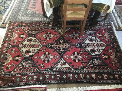 null Tapis à motif géométrique et fond rouge