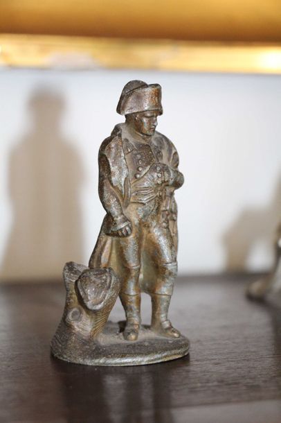 null Statuette à l’effigie de Napoléon Ier en pied sur son rocher à Sainte-Hélèn...