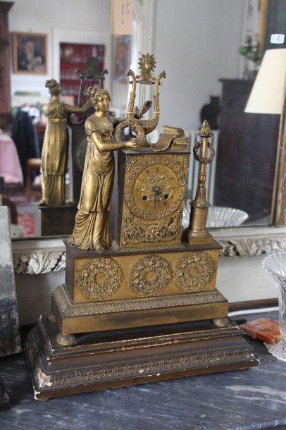 null Pendule en bronze patiné et doré, décoré de la muse Erato drapé à l’antique,...