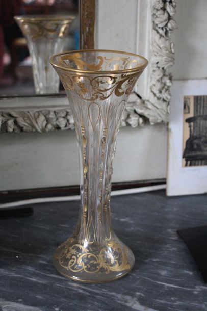 null Vase en cristal taillé et rehauts or.