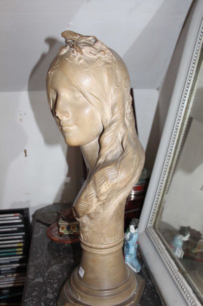 null Buste de femme en plâtre, base carré monté surmontée d’un piédouche, le chapiteau...