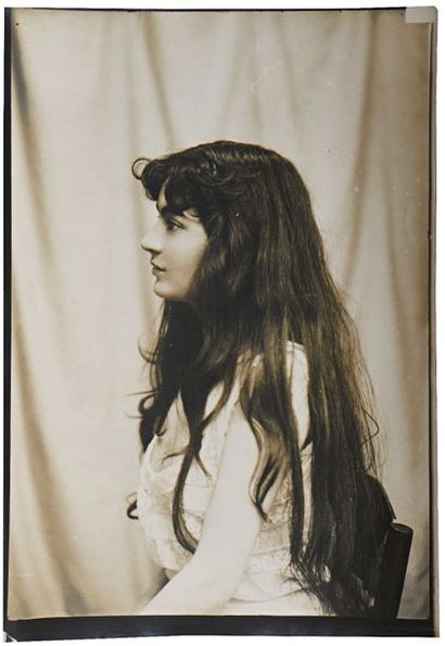 null 105 Paul GENIAUX (1873-c.1930) Portait de jeune fille de profil Tirage argentique...