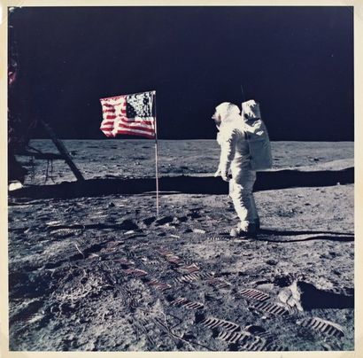 null 111 L’astronaute Buzz ALDRIN salut le drapeau américain : le premier à être...