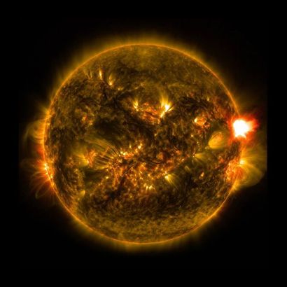 null 115 NASA Une éruption solaire de classe M apparaît du côté droit du soleil sur...
