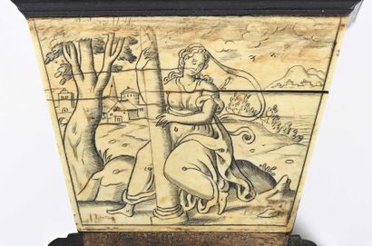 null 119 Coupe quadrangulaire en ivoire gravé et ébène, à décor de personnages mythologiques....