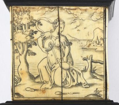 null 119 Coupe quadrangulaire en ivoire gravé et ébène, à décor de personnages mythologiques....