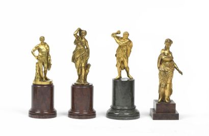 null 123 Figure en bronze doré représentant une femme drapée. Fin du XVIII e siècle....