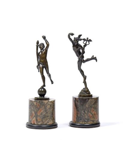 null 128 Paire de petites figures en bronze à patine brune représentant Mercure et...
