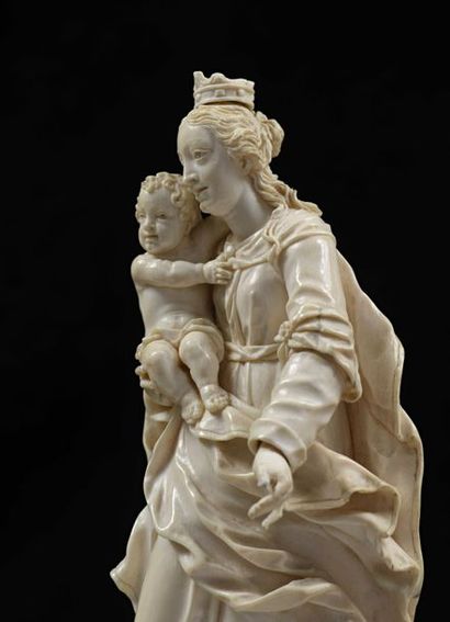 null 130 Vierge en majesté en ivoire sculpté, sur un socle en ébène mouluré contenant...