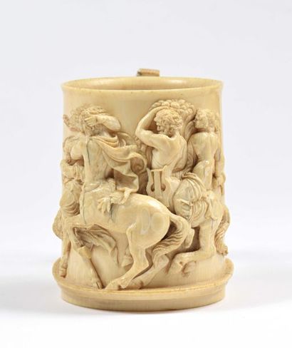 null 134 Tasse en ivoire sculpté, à décor antiquisant dans le goût de Gérard van...