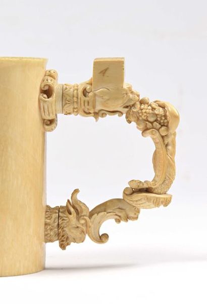 null 134 Tasse en ivoire sculpté, à décor antiquisant dans le goût de Gérard van...