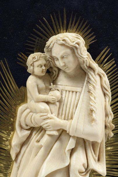 null 136 Figure de Vierge en majesté en ivoire sculpté, en fort relief, reposant...