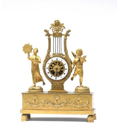 null 144 Petite pendule lyre en bronze doré représentant Vénus et l’Amour musicien,...
