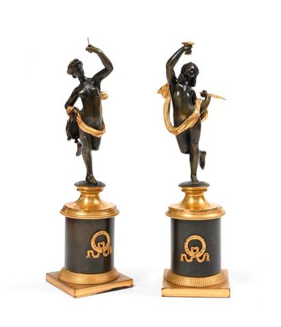 null 147 Paire de figures en bronze patiné et doré représentant des femmes antiques,...