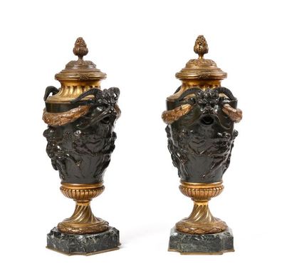 null 151 Paire de vases couverts en bronze patiné et doré dans le goût de CLODI ON,...