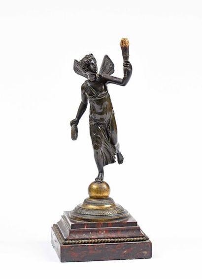 null 153 Figure de Victoire en bronze patiné, reposant sur une base en marbre griotte...
