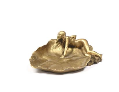 null 160 Maurice BOUVAL (1863-1916). Coupe vide-poches en bronze doré à bords contournés...