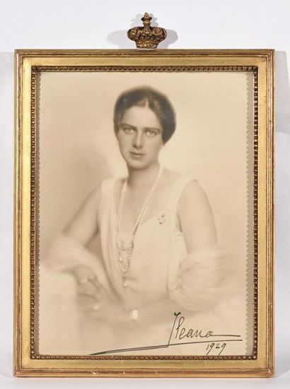null 165 Elisabeth et Ileana de ROUMANIE Deux photos des Reines, datées 1925 et 1929,...